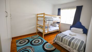 3 bedrooms, desk, bed sheets