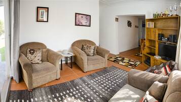 Family Room | Living room | Flat-screen TV