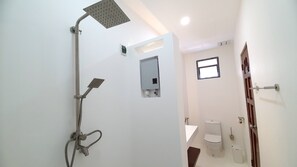 Shower, free toiletries, hair dryer, slippers - Pawikan Resort Moalboal (Moalboal)