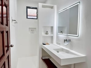 Buồng tắm vòi sen, đồ dùng nhà tắm miễn phí, máy sấy tóc