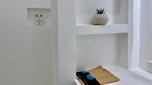 Een douche, gratis toiletartikelen, een haardroger, pantoffels