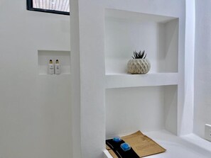 Chuveiro, produtos de toalete grátis, secador de cabelo, chinelos