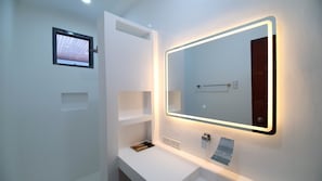 Dusche, kostenlose Toilettenartikel, Haartrockner, Hausschuhe