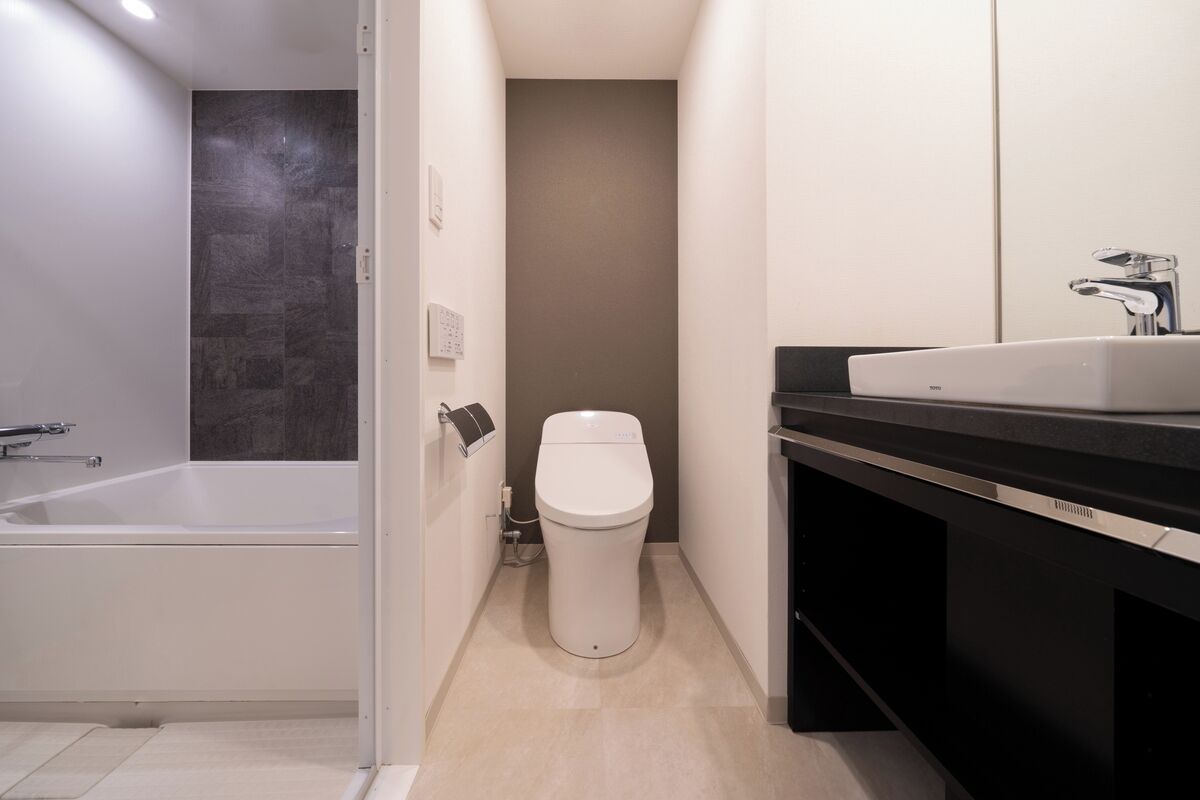 moderate double room | bathroom | hydromassage showerhead, slippers, bidet, towels