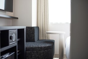 Quarto (Moderate Small Double) | Cofres nos quartos, ferros/tábuas de passar roupa, Wi-Fi de cortesia