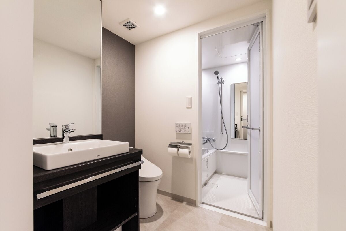 moderate twin room a | bathroom | hydromassage showerhead, slippers, bidet, towels