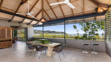 House, 2 Bedrooms, Beachside | Makan dalam bilik