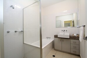 Apartment, 2 Bedrooms | Bathroom | Separate tub and shower, deep soaking tub, towels - Beachside Apartment 5 (Nelly Bay)