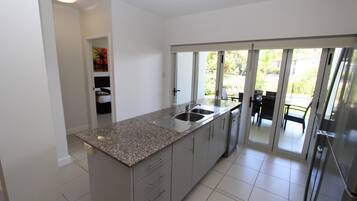 Apartment, 2 Bedrooms | Dapur peribadi | Peti sejuk/penyejuk beku saiz penuh, ketuhar gelombang mikro, ketuhar
