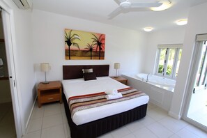 2 habitaciones, tabla de planchar con plancha y ropa de cama 