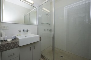 Badewanne und Dusche (separat), Komfortbadewanne, Handtücher