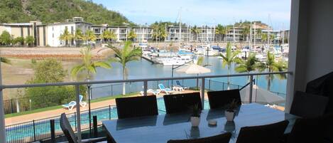 Appartement, 3 chambres | Restauration dans la chambre