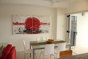 Appartement, 3 slaapkamers | Dineren op de kamer