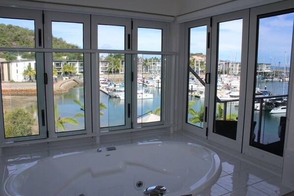 Apartment, 3 Bedrooms | Jetted bathtub