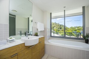 Penthouse, 3 Bedrooms | Bathroom - Blue on Blue Apartment 335 (Nelly Bay)