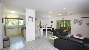 House, 4 Bedrooms | Ruang tamu | TV, pemain DVD