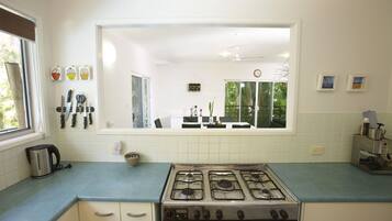 House, 4 Bedrooms | Dapur peribadi | Peti sejuk/penyejuk beku saiz penuh, ketuhar gelombang mikro, ketuhar