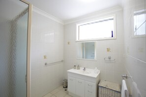 House, 4 Bedrooms | Bathroom | Separate bathtub and shower, deep-soaking bathtub, towels, shampoo