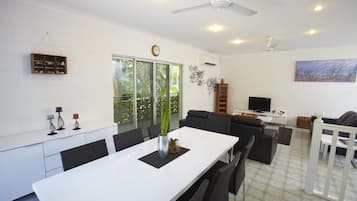 House, 4 Bedrooms | In-room dining
