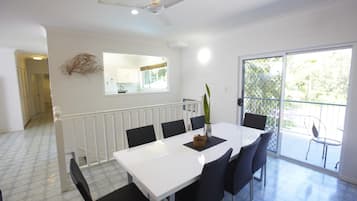 House, 4 Bedrooms | In-room dining