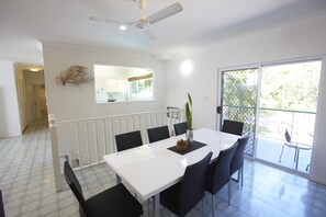 Ferienhaus, 4 Schlafzimmer | Essbereich im Zimmer
