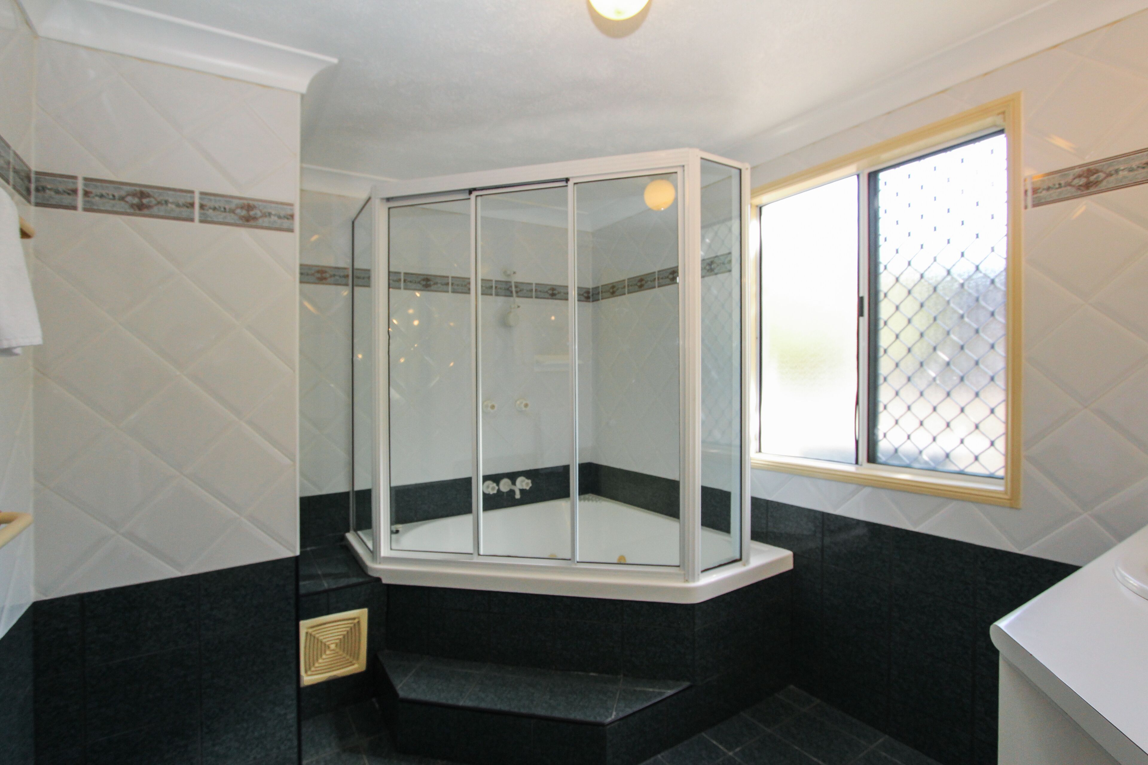 Apartment, 2 Bedrooms | Bathroom | Combined shower/bathtub, deep-soaking bathtub, hair dryer, towels