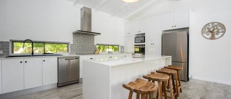 Full-sized fridge, microwave, oven, stovetop