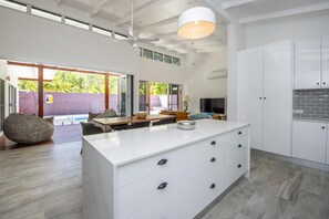 Full-sized fridge, microwave, oven, stovetop - Papillon Bleu (Horseshoe Bay)