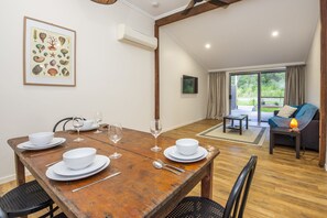 Apartamento, 1 quarto | Opções para refeição no quarto