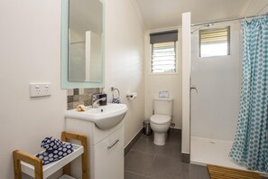 Dusche, Komfortbadewanne, Handtücher