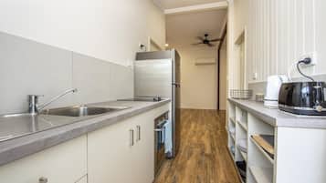 Full-size fridge, microwave, oven, stovetop