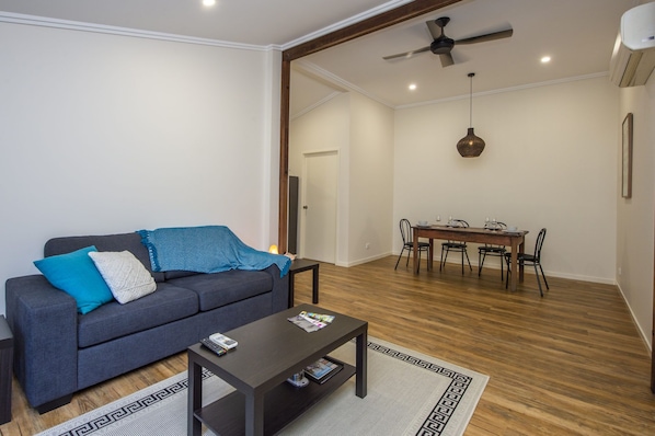 Appartement, 1 chambre | Aire de séjour | Téléviseur, lecteur de DVD