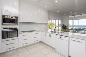 House, 5 Bedrooms, Beachside | Private kitchen