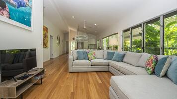 House, 4 Bedrooms | Living room | TV, DVD player