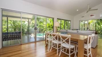 House, 4 Bedrooms | In-room dining