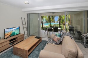 Departamento, 2 habitaciones | Sala de estar | Televisión y reproductor de DVD 
