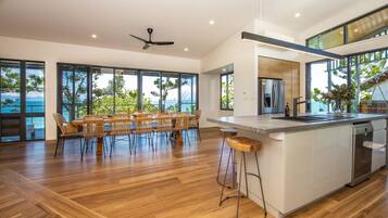 House, 5 Bedrooms | Makan dalam bilik