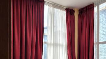 2 habitaciones, tabla de planchar con plancha, wifi y ropa de cama