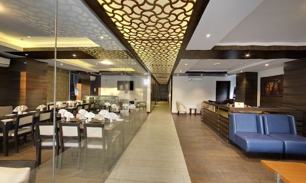 Breakfast and dinner served, international cuisine - Hotel Grandeur (Pune)