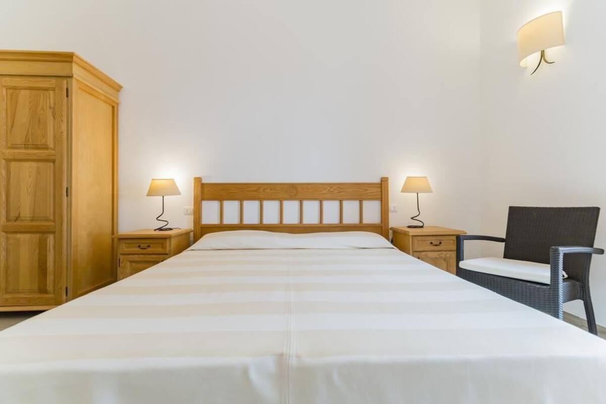 Minibar, free WiFi, bed sheets