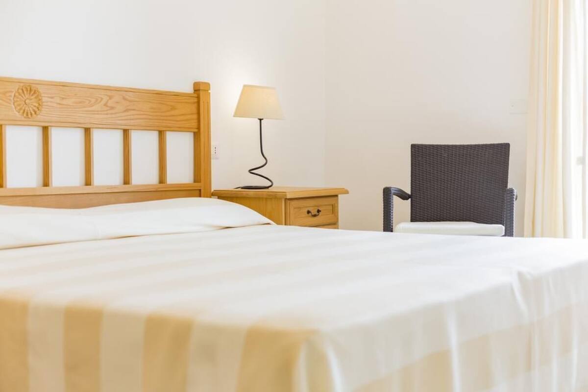 Minibar, free WiFi, bed sheets