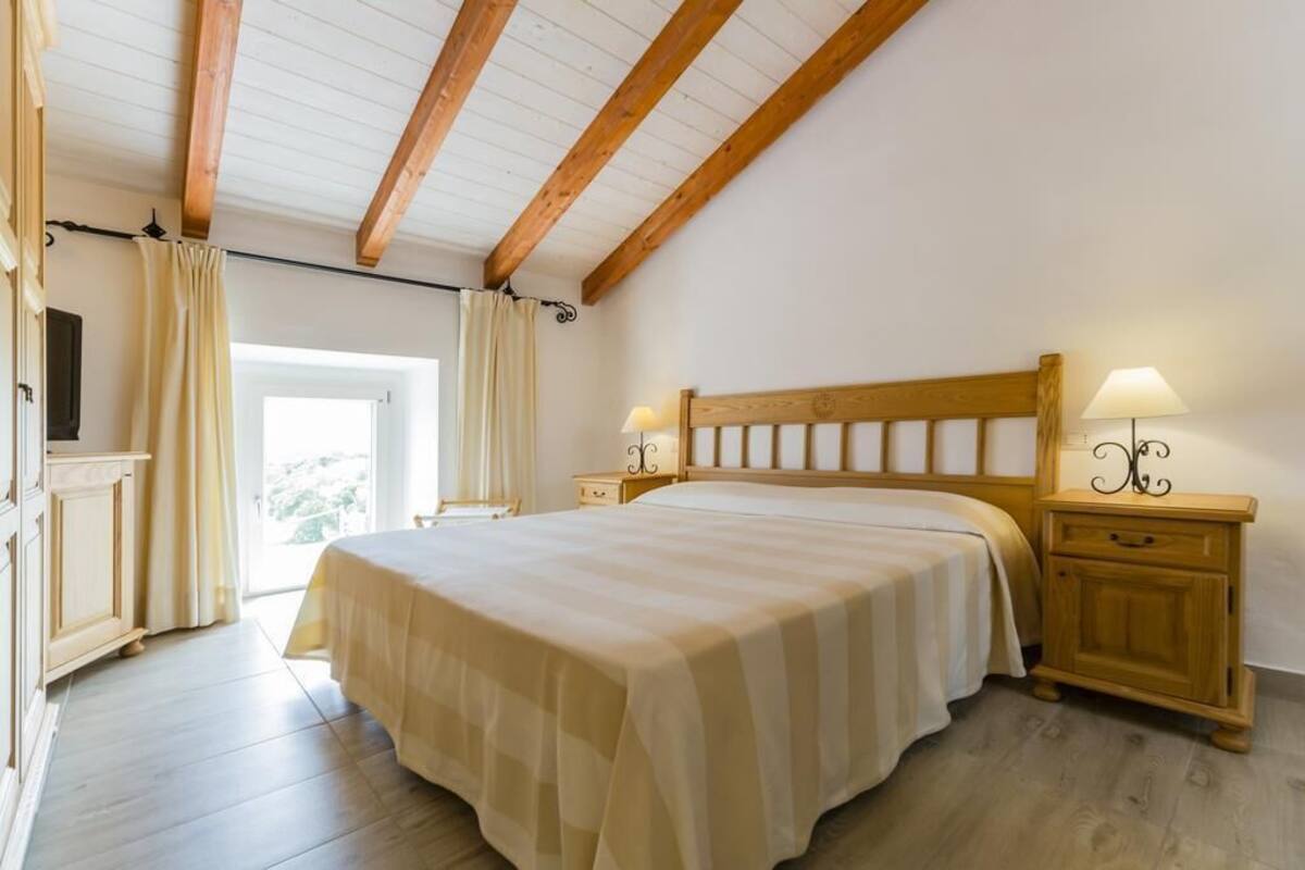 Minibar, free WiFi, bed sheets