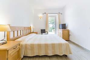 Minibar, free WiFi, bed sheets