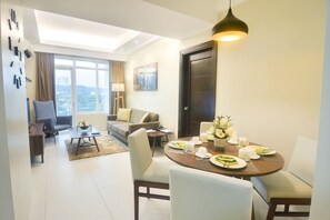 アパートメント 1 ベッドルーム (Spacious Clean, near Ayala Mall) | リビング エリア | テレビ、暖炉、有料ムービー