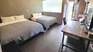 A hotel room with two beds, a desk, and a window. - Dream Valley (Beinan)