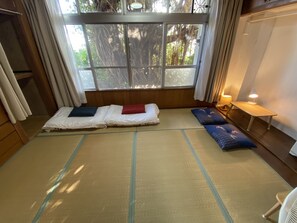 Traditional-Zimmer, Gemeinschaftsbad | Schreibtisch, laptopgeeigneter Arbeitsplatz, Verdunkelungsvorhänge