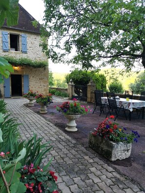 Outdoor dining - Authentic 4* Périgourdine farmhouse, 5km south of Sarlat, 1km from the river (Vitrac)