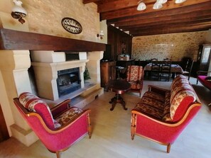 TV, fireplace, DVD player, books