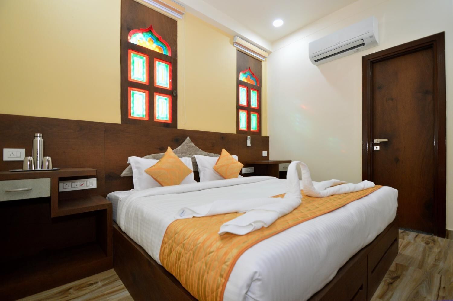 Escritorio, sistema de insonorización, wifi gratis y ropa de cama 