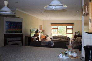 Bungalow familiar, 2 habitaciones, vista al jardín | Área de sala de estar